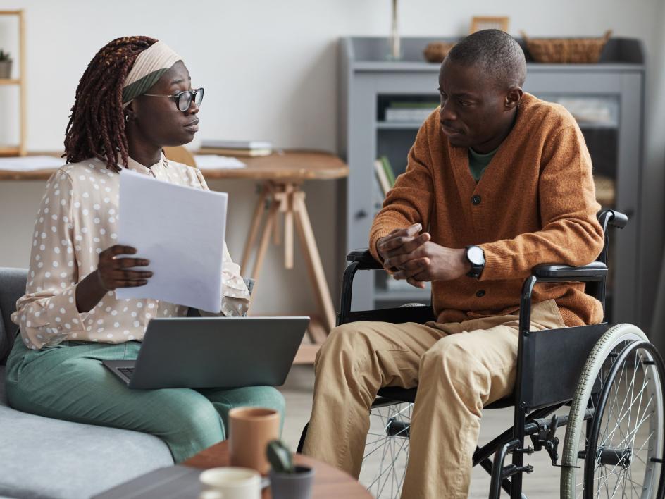 social-workers-helping